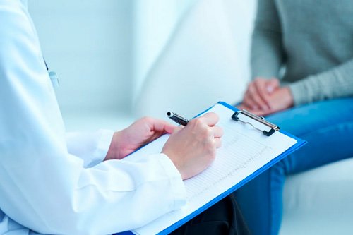 Диагностика гипомании Врач пишет в документах